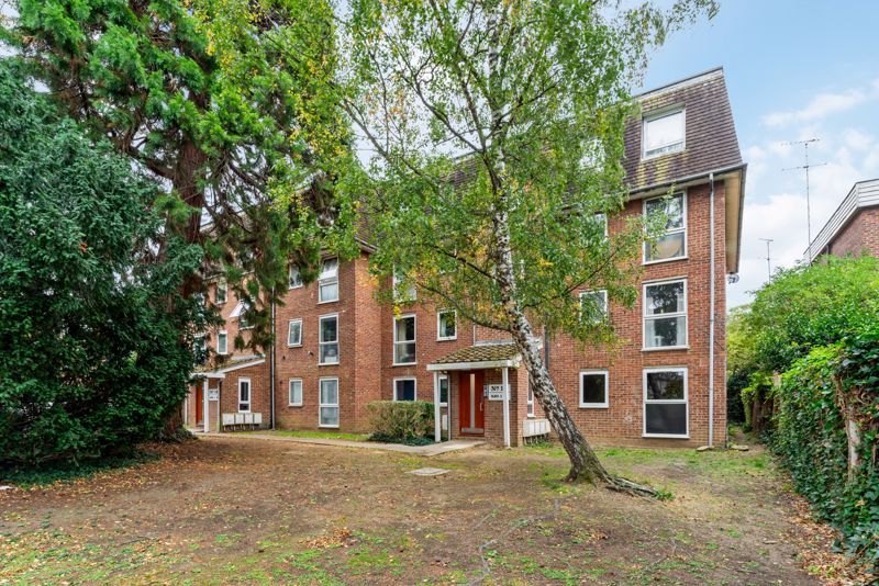 2 bed flat for sale in All Saints Road, Sutton SM1, £250,000