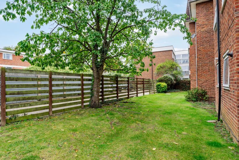 2 bed flat for sale in All Saints Road, Sutton SM1, £250,000