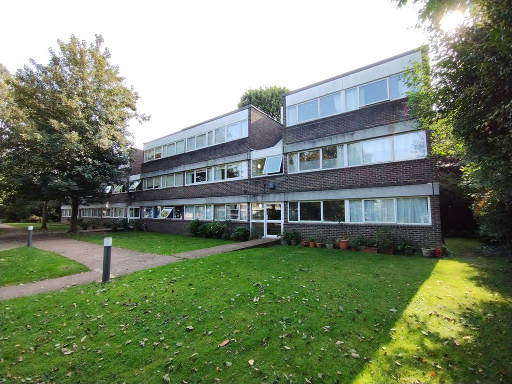 2 bed flat for sale in Chessington Road, Ewell KT17, £300,000