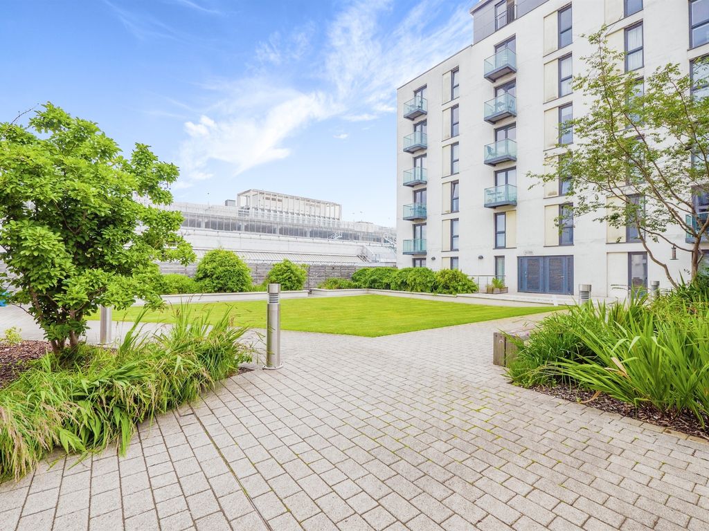 2 bed flat for sale in The Hayes, Cardiff CF10, £325,000
