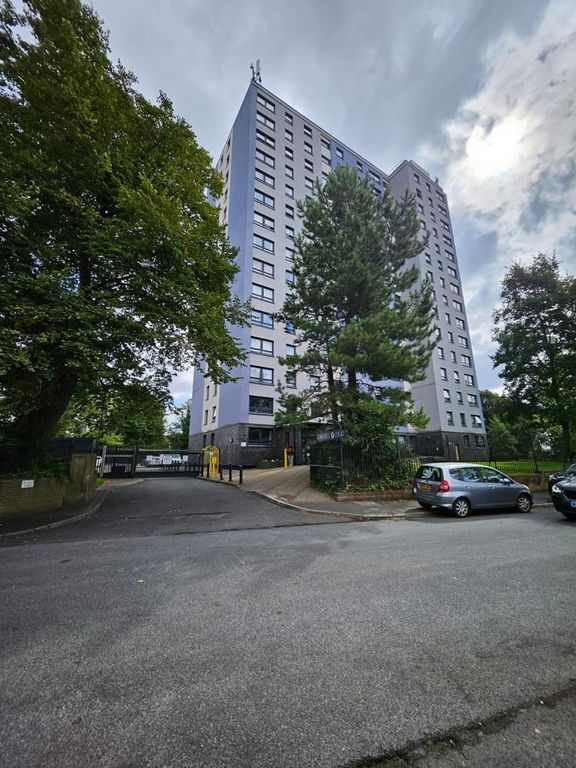 2 bed flat for sale in Mandley Park Avenue, Salford M7, £119,000