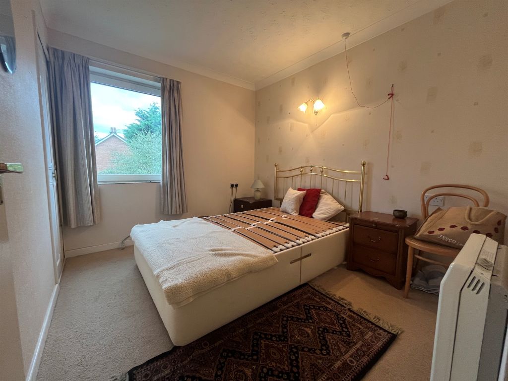 2 bed flat for sale in Heol Hir, Llanishen, Cardiff CF14, £140,000