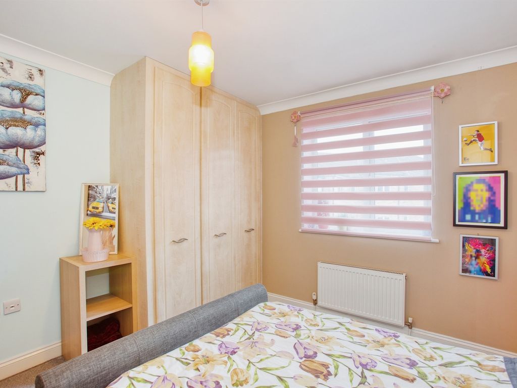 2 bed flat for sale in Preston Road, Yeovil BA21, £155,000