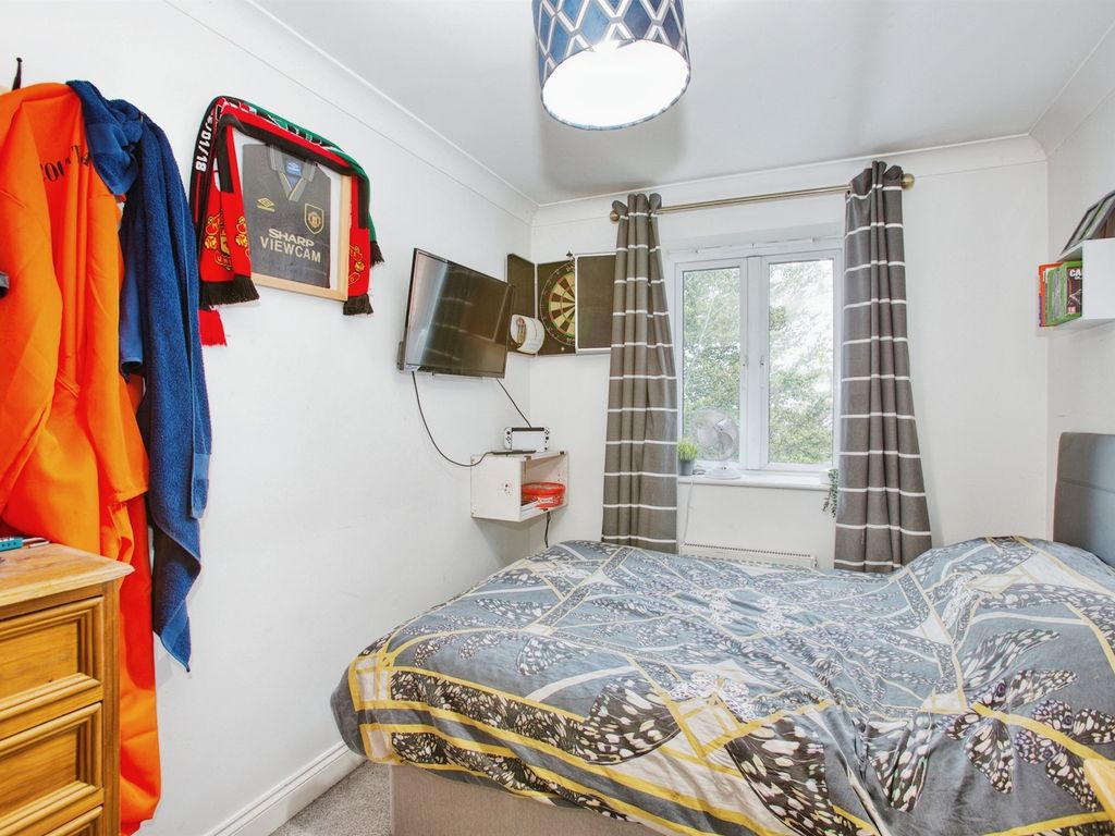 2 bed flat for sale in Preston Road, Yeovil BA21, £155,000
