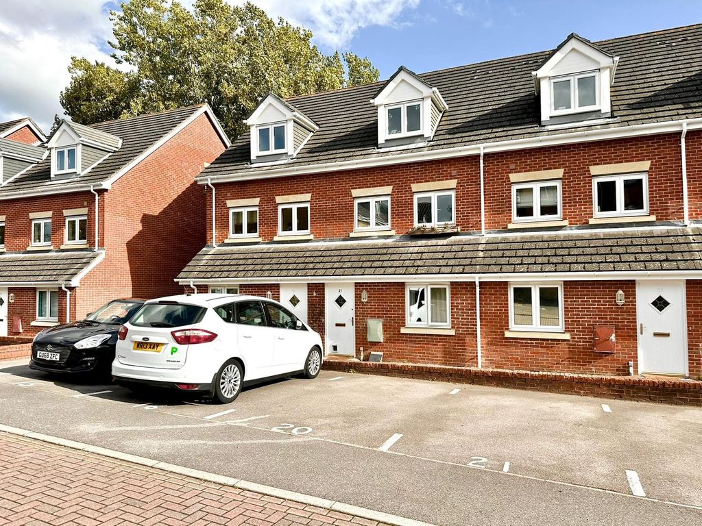 1 bed flat for sale in Park Mews, Park Gate, Southampton SO31, £155,000
