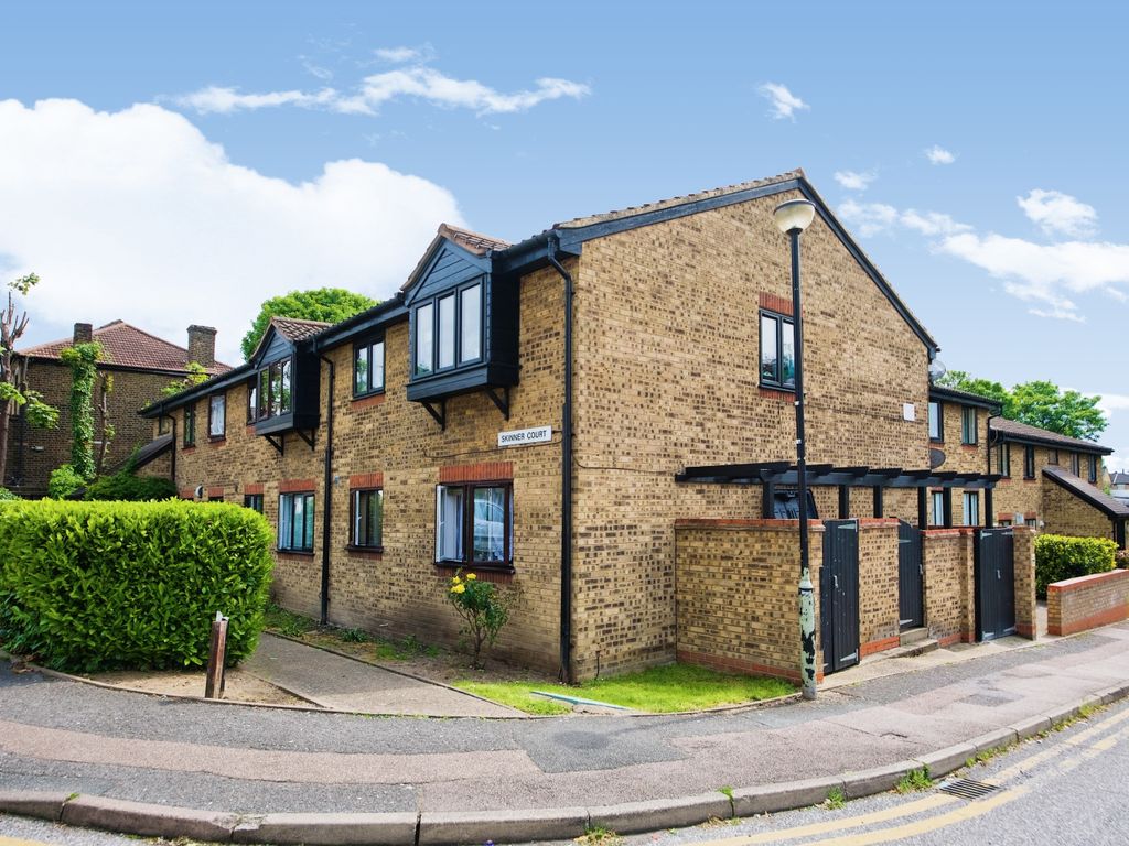 2 bed flat for sale in Yunus Khan Close, Walthamstow E17, £260,000