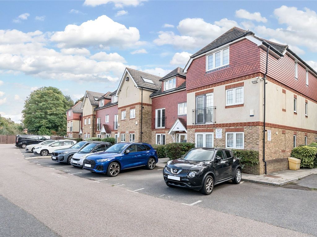 2 bed flat for sale in High Street, Orpington BR6, £135,000
