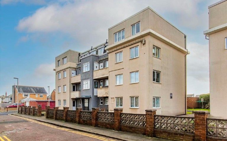2 bed flat for sale in Crescent Court, Blackpool FY4, £72,500