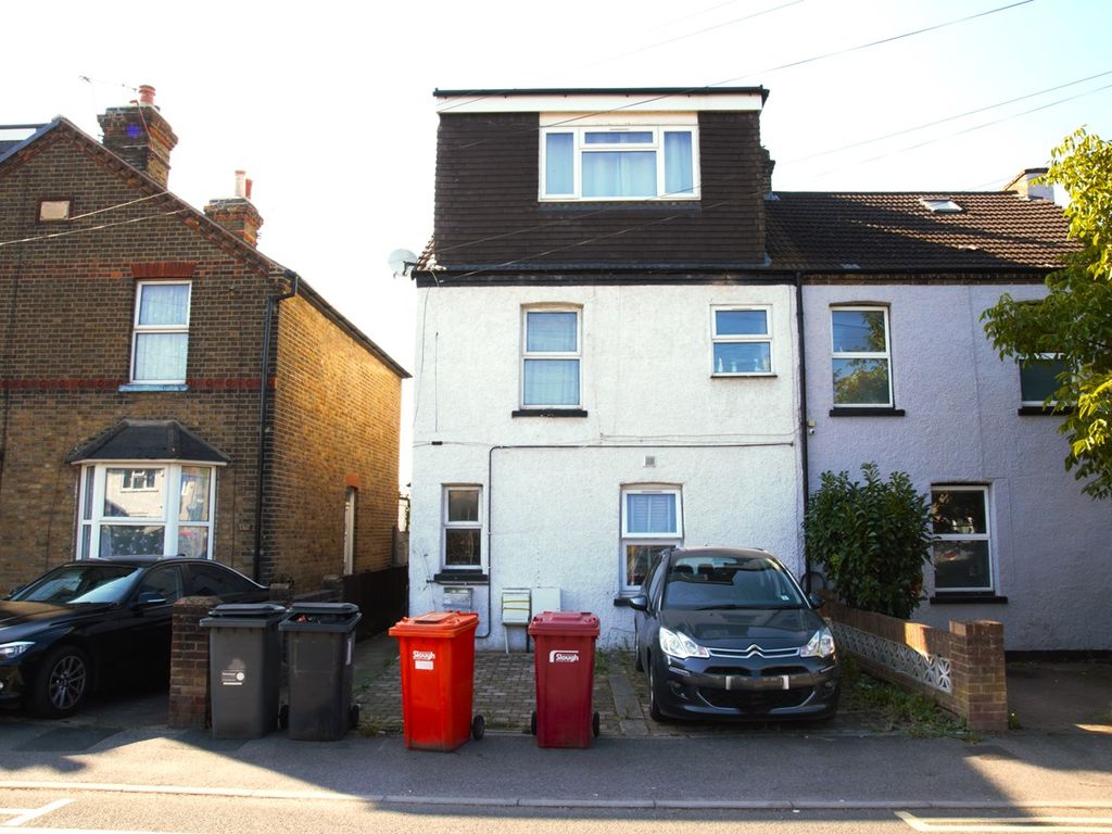 2 bed maisonette for sale in Meadfield Road, Langley SL3, £265,000