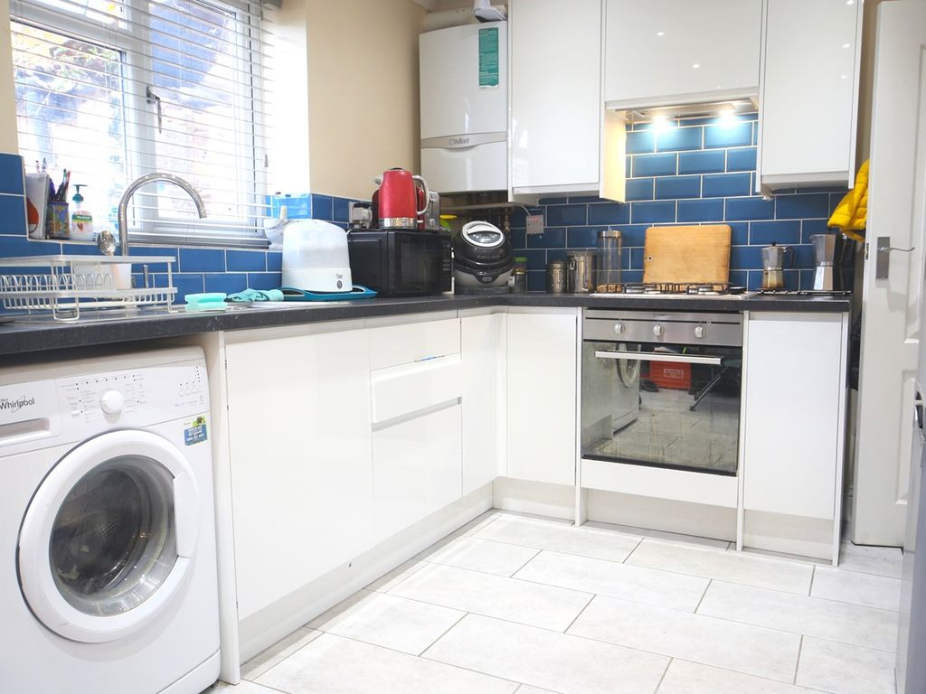 2 bed maisonette for sale in Meadfield Road, Langley SL3, £265,000