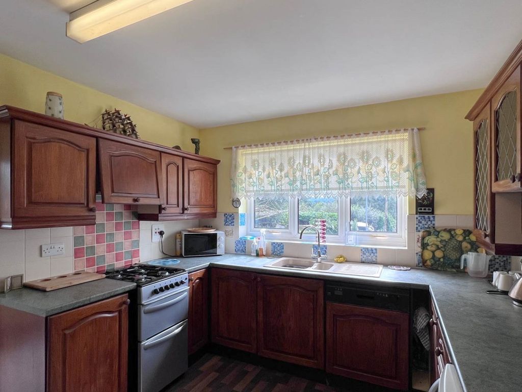 3 bed detached bungalow for sale in Crossgates, Llandrindod Wells LD1, £280,000