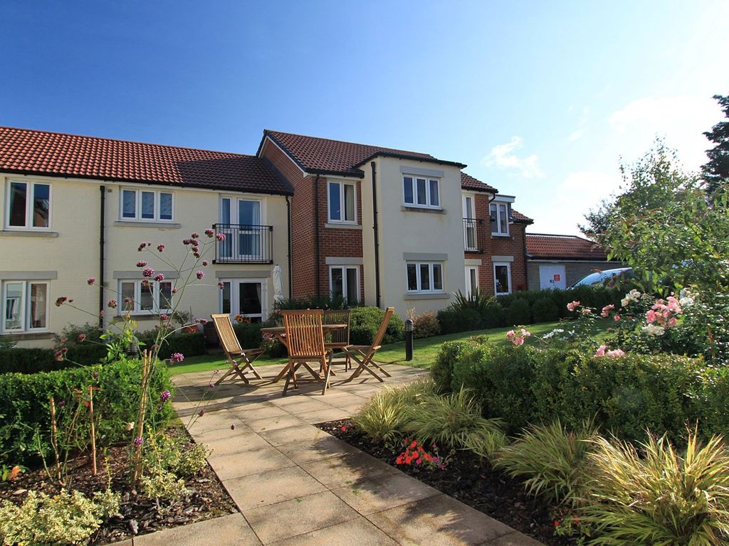 1 bed flat for sale in Stokefield Close, Thornbury, South Gloucestershire BS35, £310,000