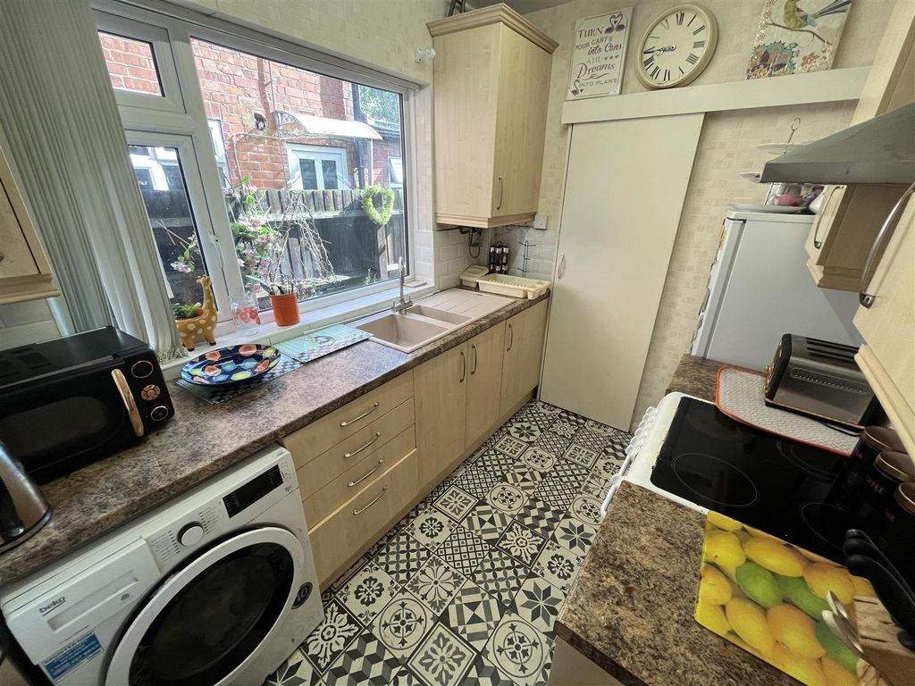 3 bed property for sale in Windsor Street, Town Centre, Nuneaton CV11, £175,000