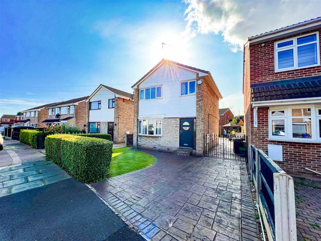 3 bed detached house for sale in Berrington Close, Balby, Doncaster DN4, £180,000