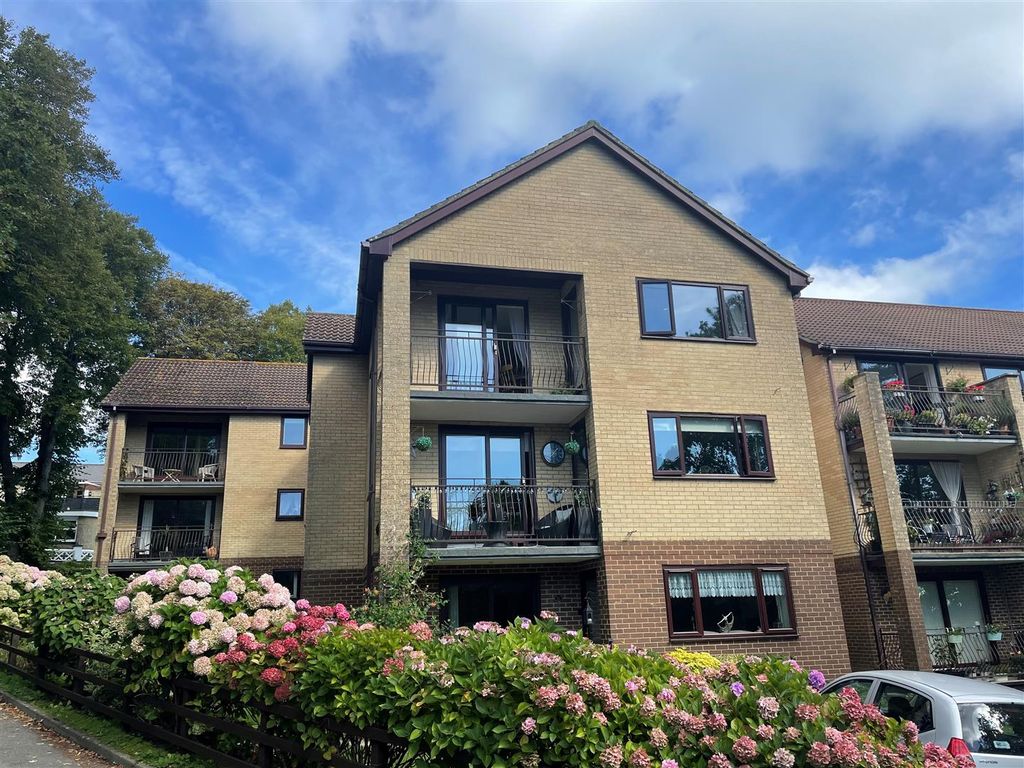 2 bed flat for sale in Chine Avenue, Shanklin PO37, £240,000