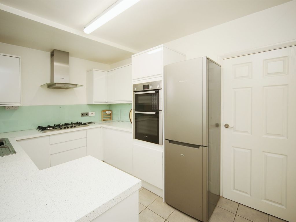 2 bed flat for sale in Chelmscote Road, Solihull B92, £190,000