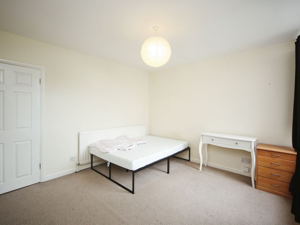 2 bed flat for sale in Chelmscote Road, Solihull B92, £190,000
