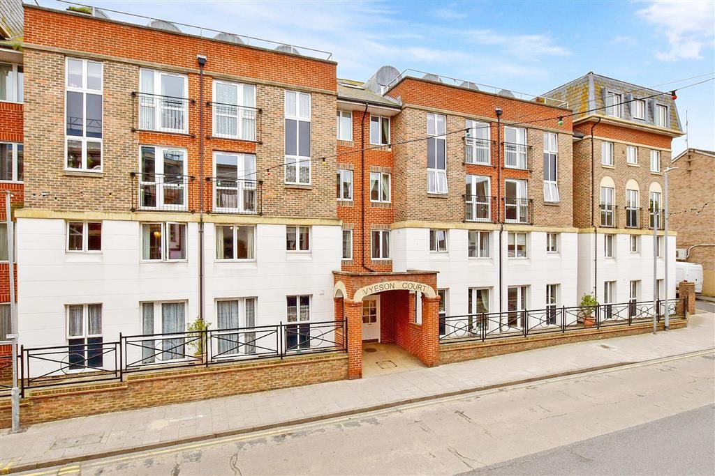 2 bed flat for sale in Queen Street, Ramsgate, Kent CT11, £140,000