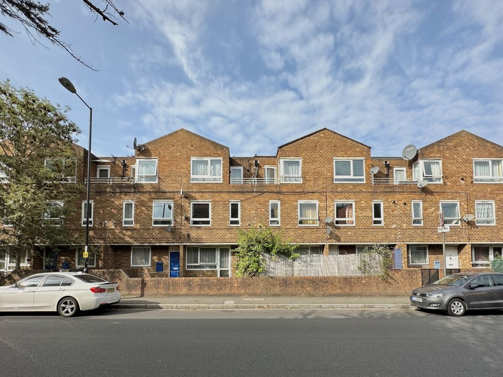 1 bed flat for sale in Pomeroy Street, London SE14, £240,000
