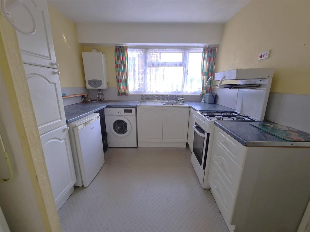 1 bed flat for sale in Overton Close, Aldershot GU11, £140,000