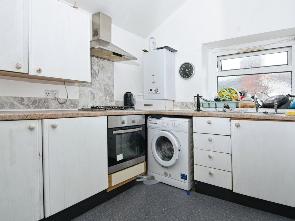 1 bed flat for sale in Penarth Road, Cardiff CF11, £105,000