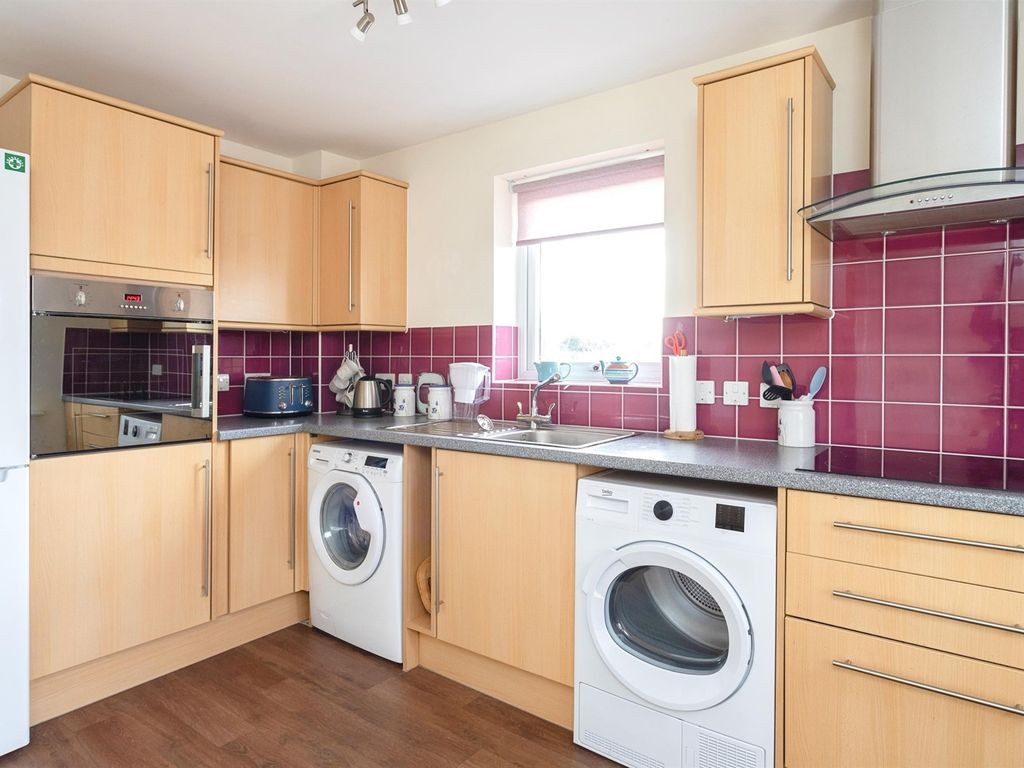 2 bed flat for sale in Westbury Lane, Newport Pagnell MK16, £225,000