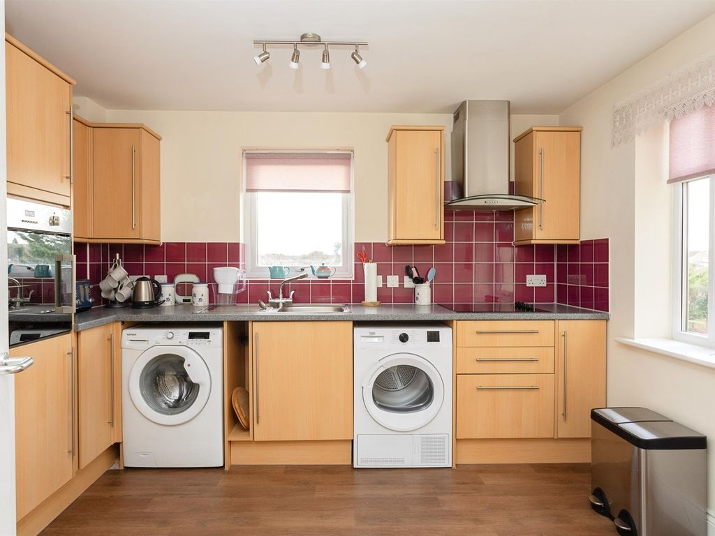 2 bed flat for sale in Westbury Lane, Newport Pagnell MK16, £225,000