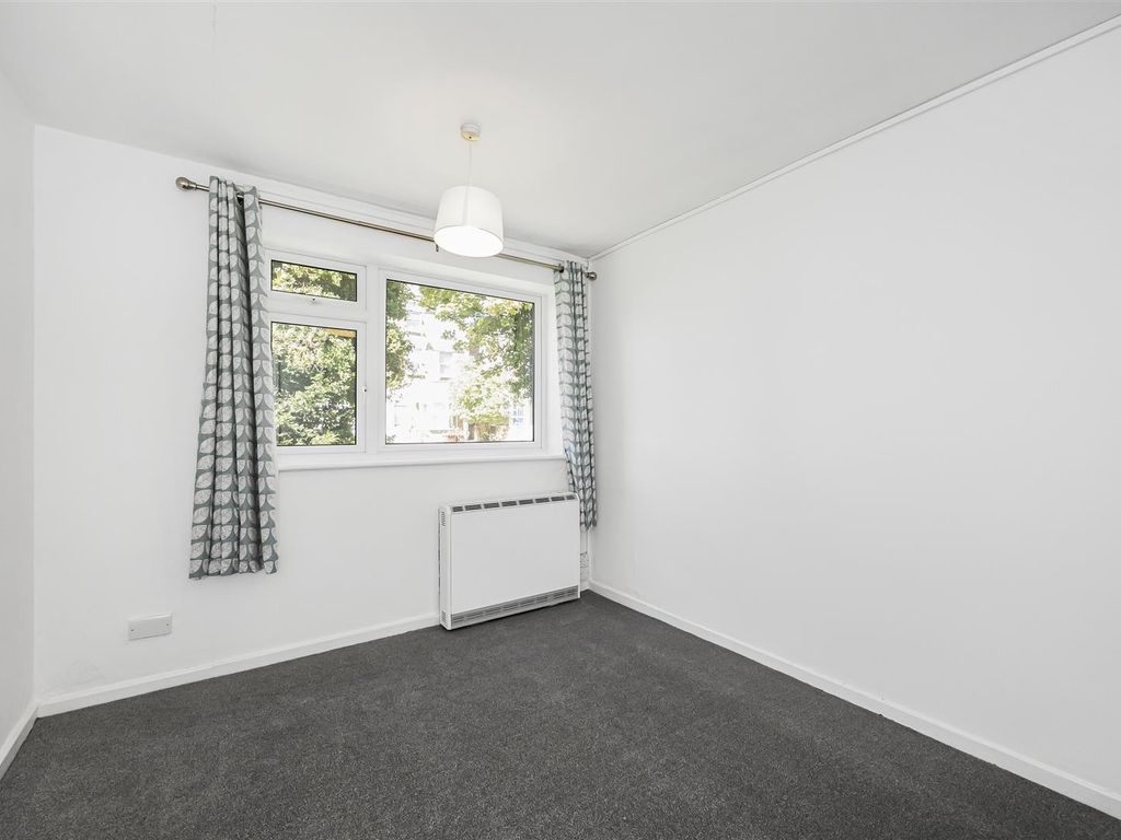 1 bed flat for sale in Hainault Road, London E11, £280,000