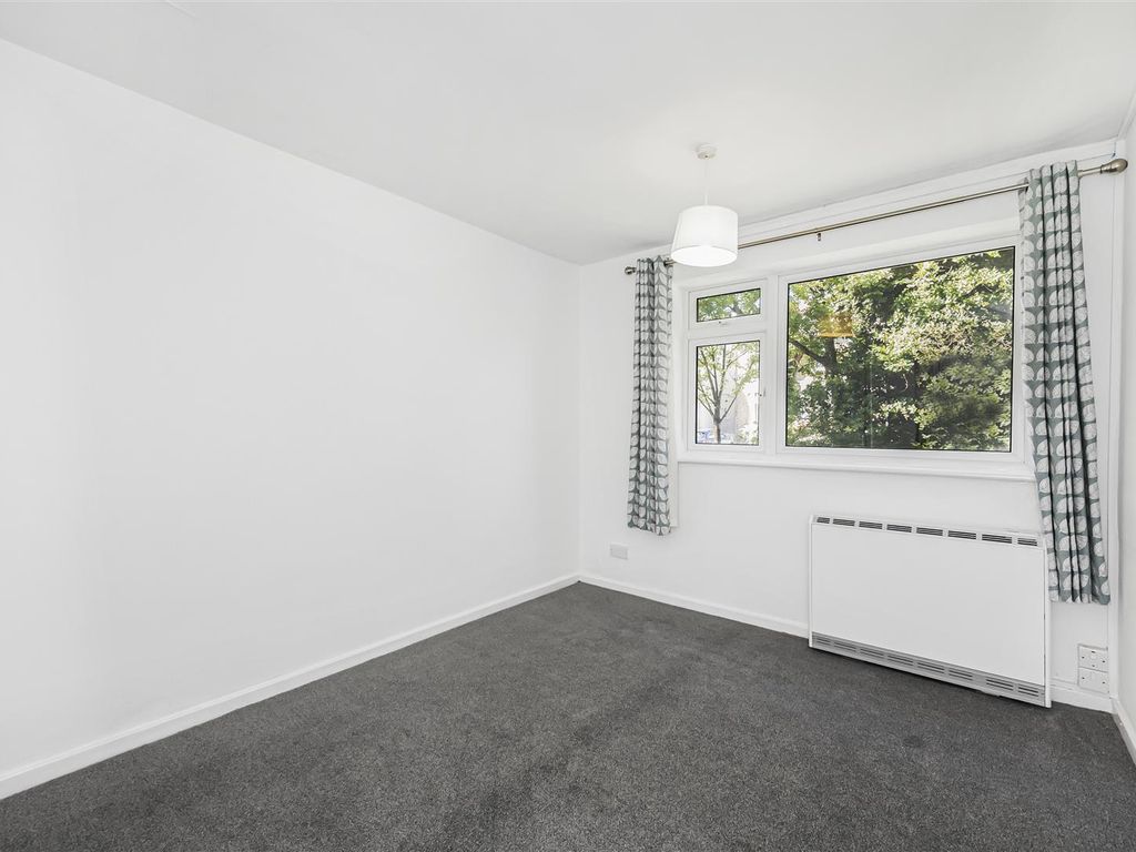 1 bed flat for sale in Hainault Road, London E11, £280,000