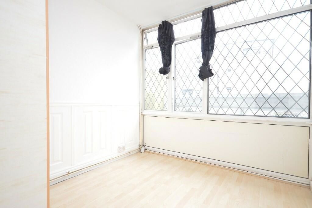 2 bed flat for sale in Barnardo Gardens, Barnardo Street, London E1, £295,000