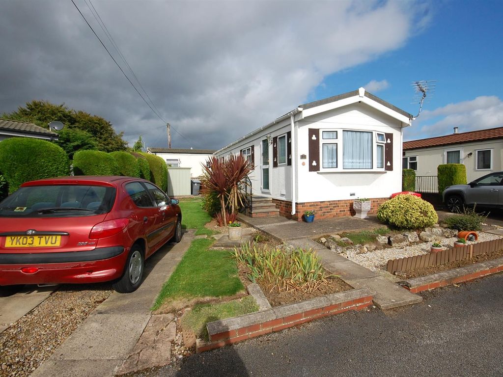2 bed mobile/park home for sale in Newfield Crescent, Garforth, Leeds LS25, £90,000