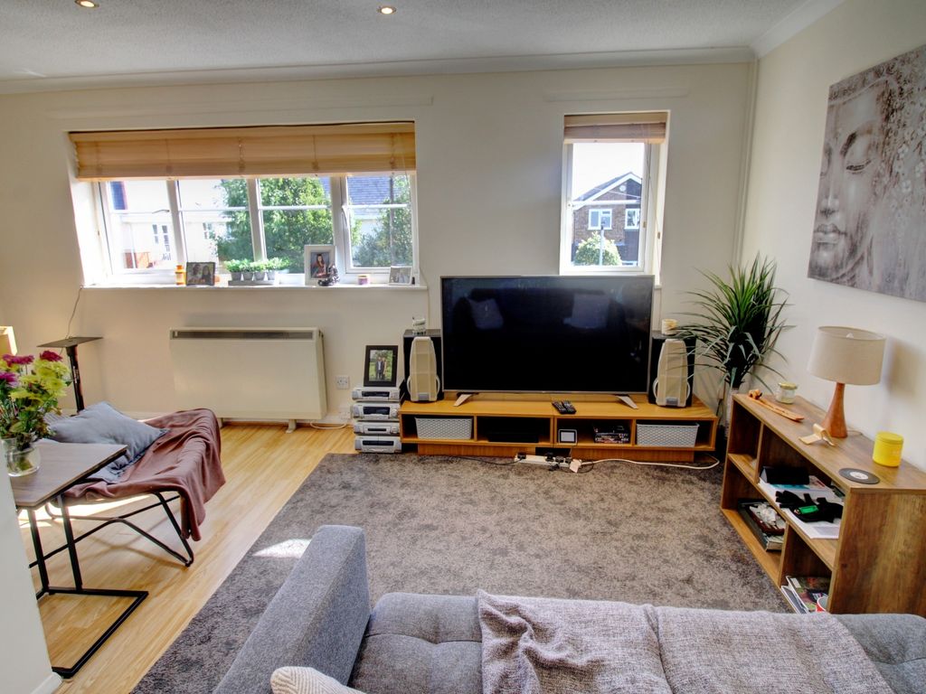 2 bed flat for sale in Old Forge Road, Loudwater, High Wycombe HP10, £230,000