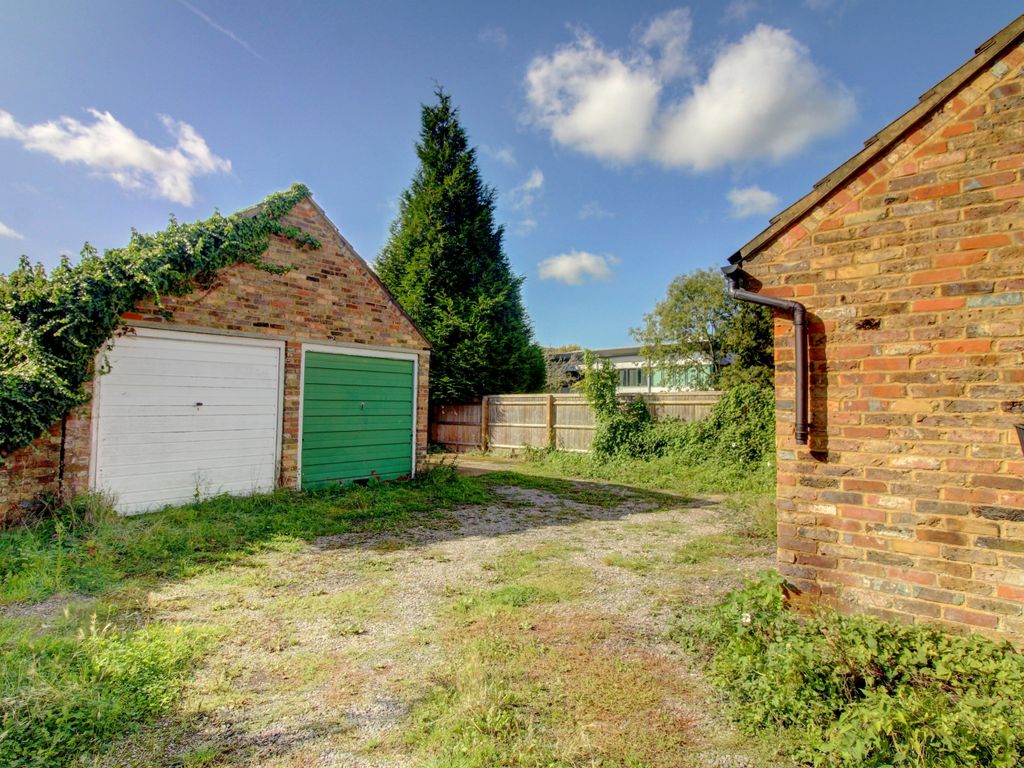 2 bed flat for sale in Old Forge Road, Loudwater, High Wycombe HP10, £230,000