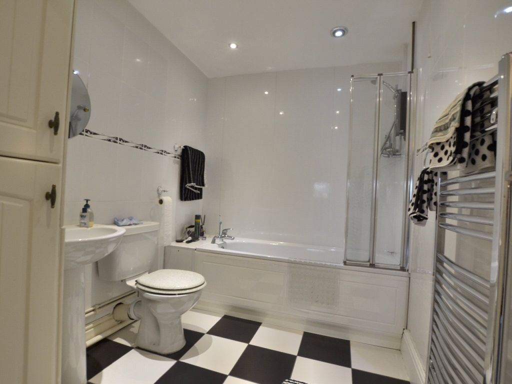 2 bed flat for sale in Henbury Road, Henbury, Bristol, Somerset BS10, £260,000