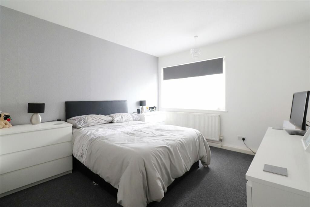 1 bed flat for sale in Erith Road, Barnehurst, Bexleyheath DA7, £180,000