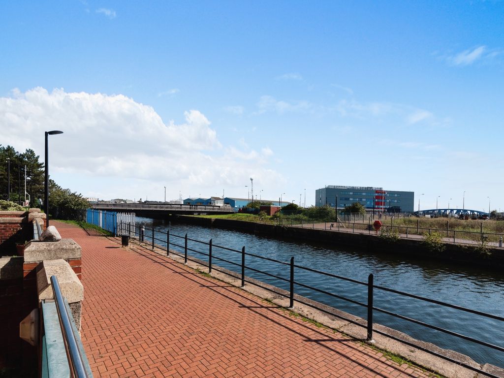 2 bed flat for sale in Adventurers Quay, Cardiff CF10, £250,000