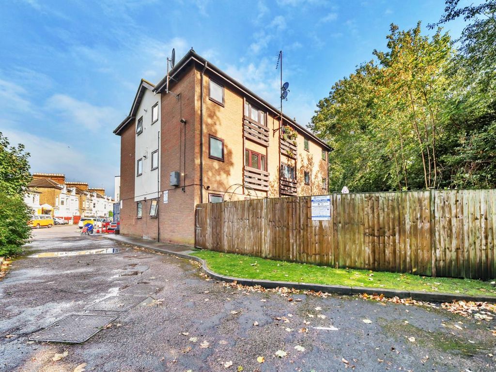 1 bed flat for sale in Clifton Road, Kingston Upon Thames KT2, £300,000