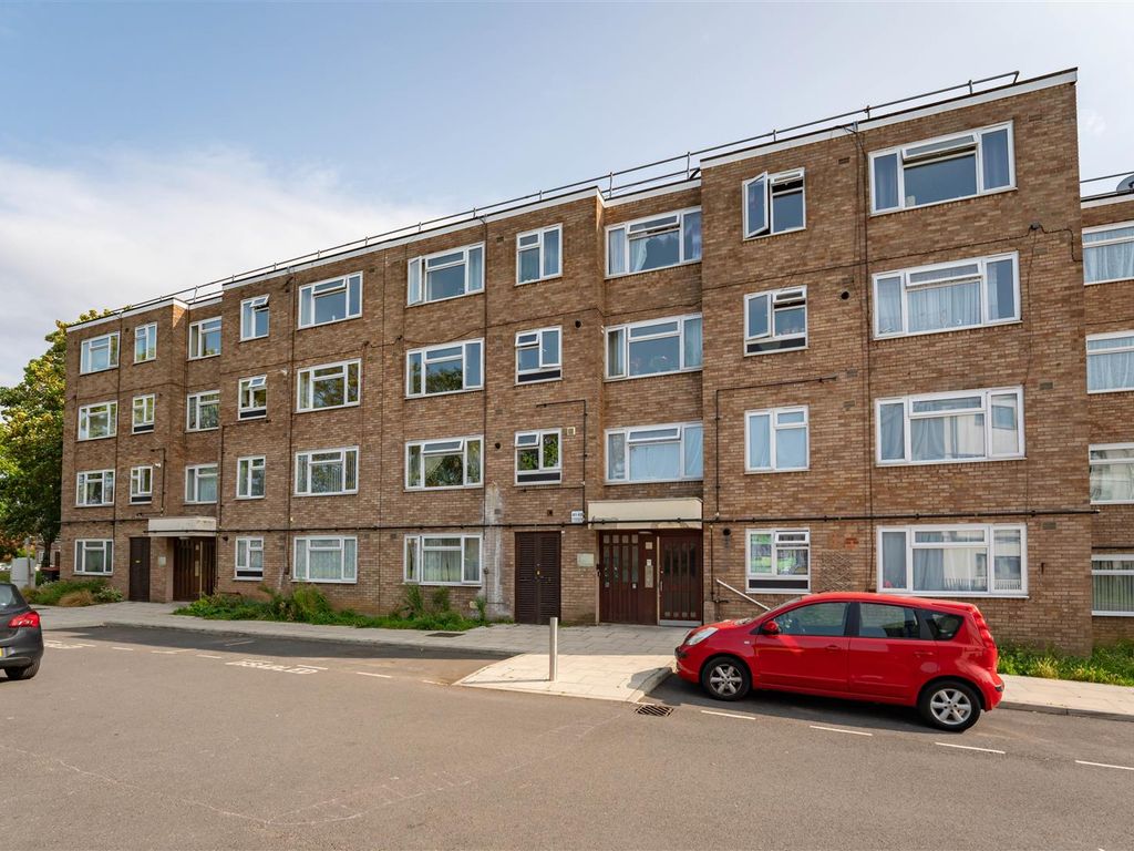 2 bed flat for sale in Lambourn Close, London W7, £329,950