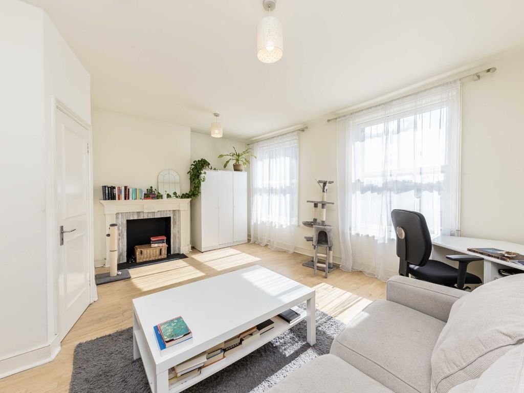 1 bed flat for sale in Bullen Street, London SW11, £325,000
