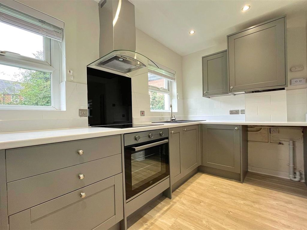 1 bed flat for sale in Roebuck Lane, Roebuck Lane, Sale M33, £145,000