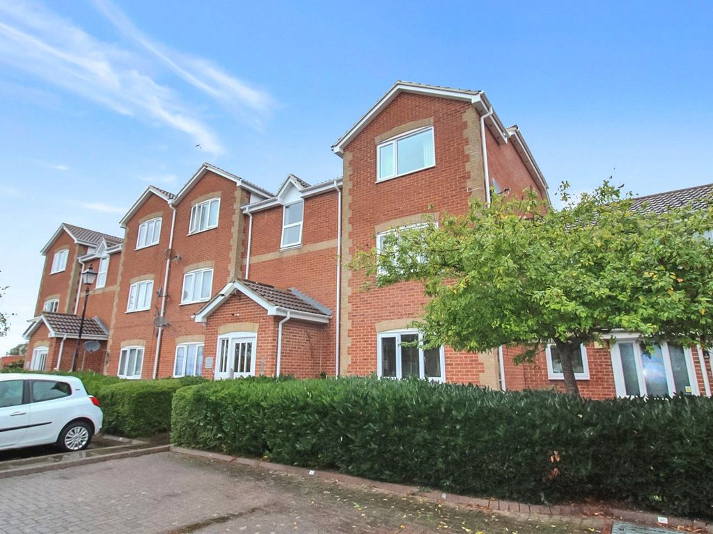 2 bed flat for sale in Farriers Close, Swindon, Wiltshire SN1, £105,000