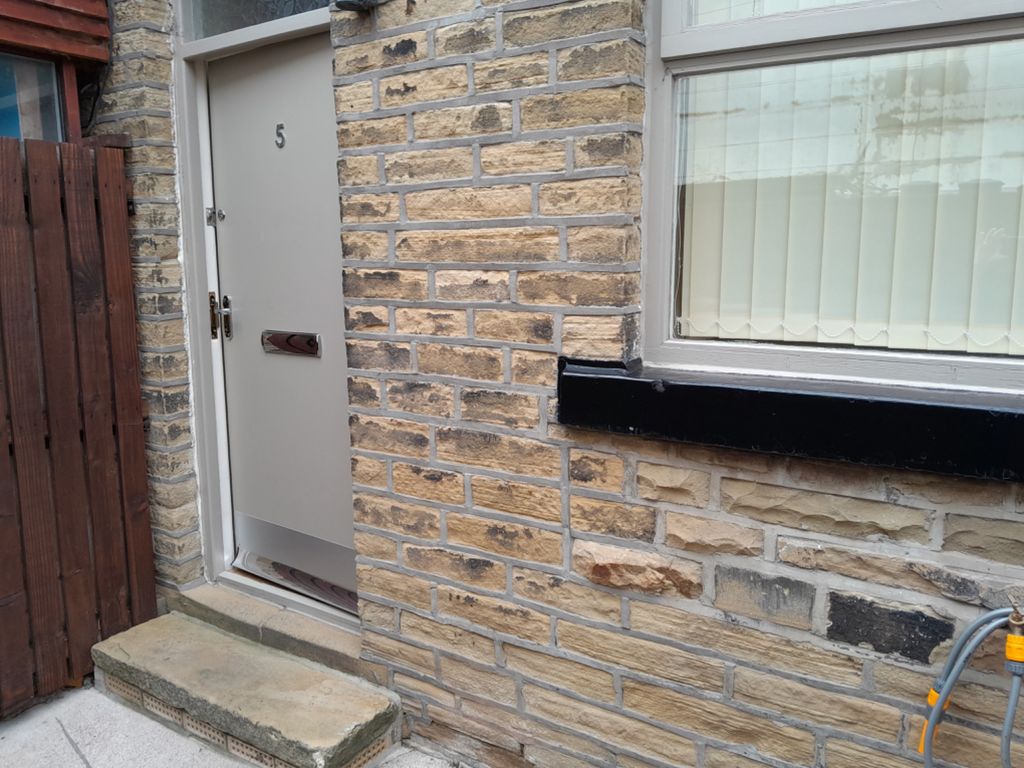 1 bed terraced house for sale in Mayfield Terrace, Halifax HX1, £62,500
