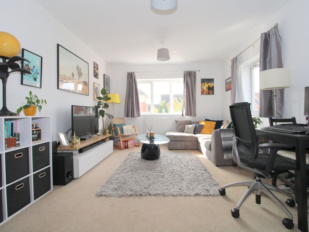 1 bed flat for sale in Sycamore House, Holywell Way, Staines-Upon-Thames TW19, £141,000