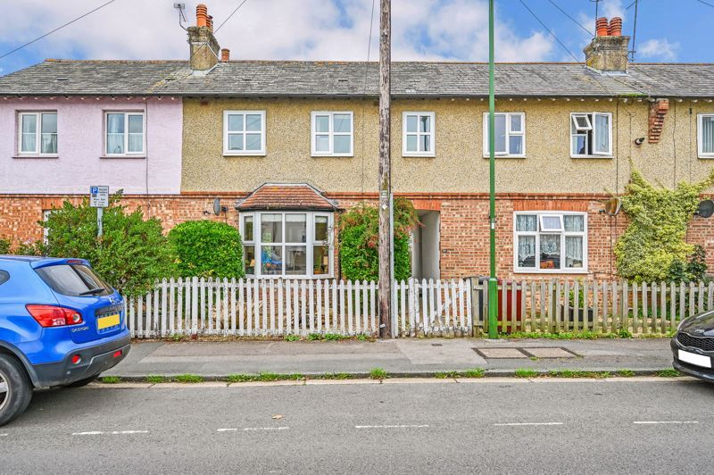 3 bed property for sale in Adelaide Road, Chichester PO19, £319,950