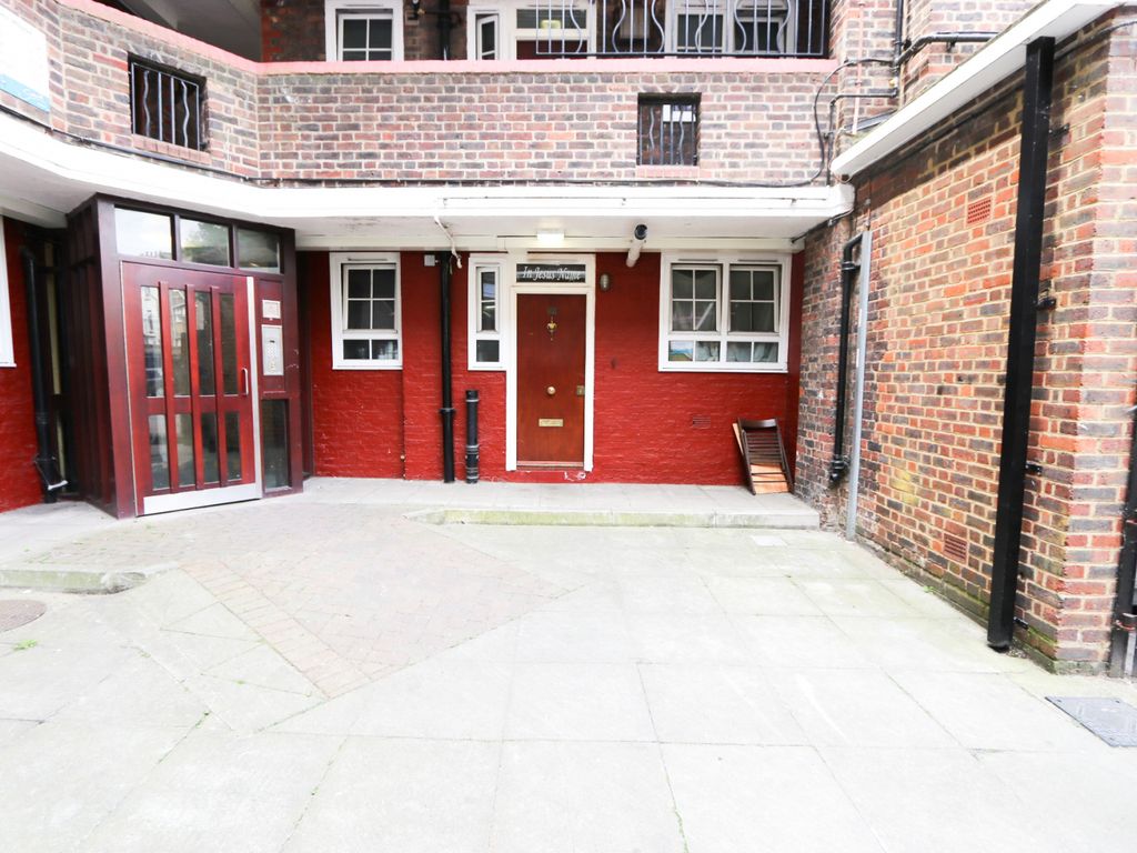 2 bed flat for sale in Friary Estate, London SE15, £335,000
