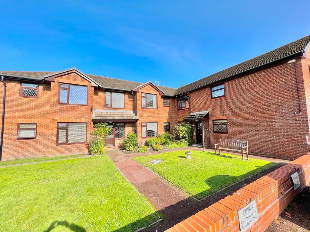 1 bed flat for sale in Beech Road, Frimley Green, Camberley GU16, £129,950