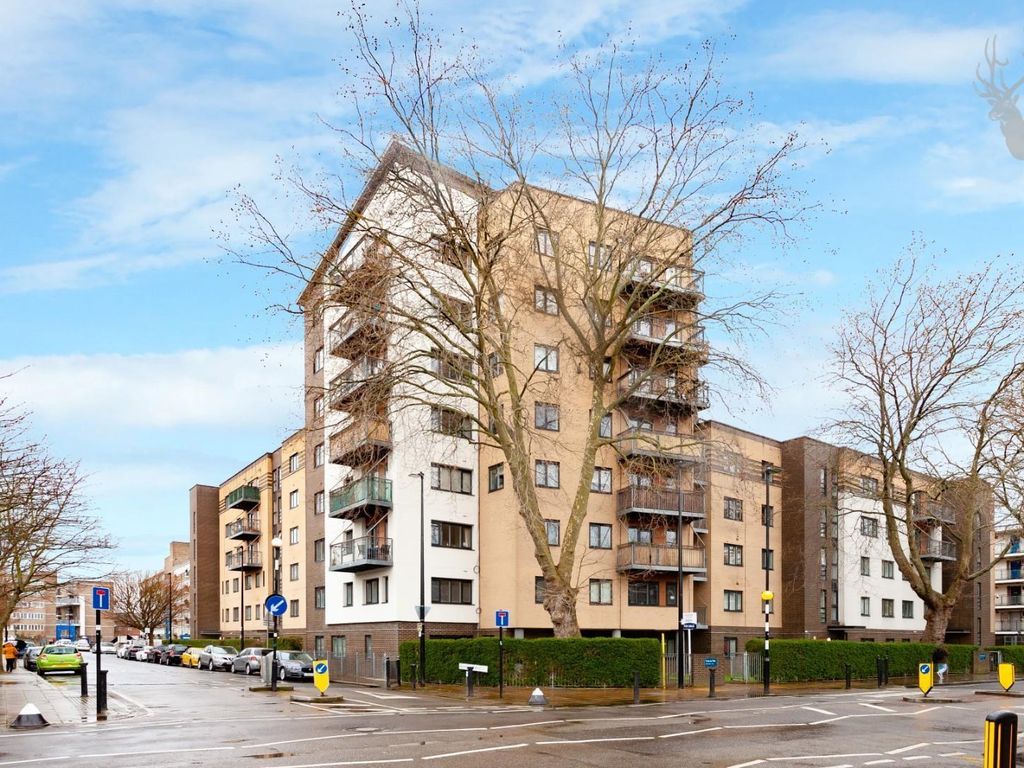 2 bed flat for sale in Stepney Way, London E1, £120,000