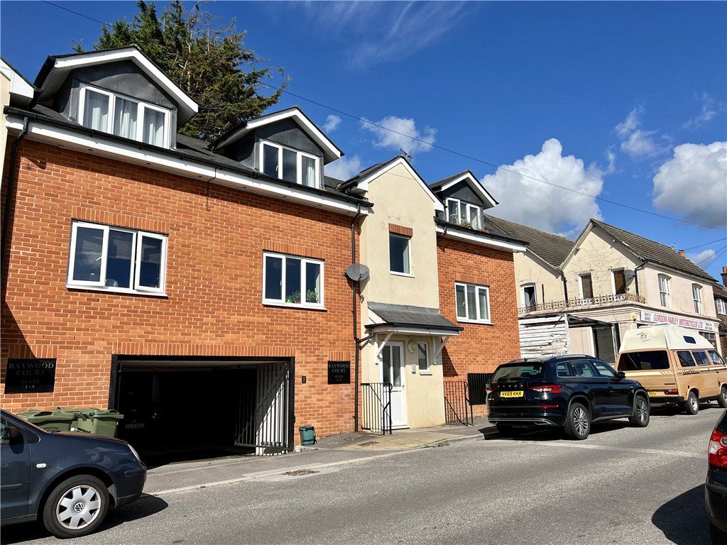 1 bed flat for sale in Barrack Road, Guildford, Surrey GU2, £199,950