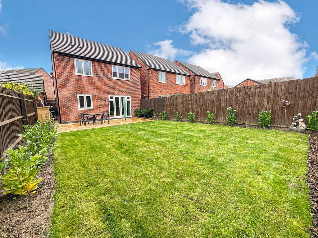 3 bed detached house for sale in Meadow Way, Tamworth, Staffordshire B79, £315,000