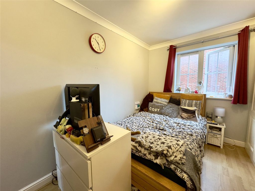 1 bed flat for sale in London Road, Camberley GU15, £180,000